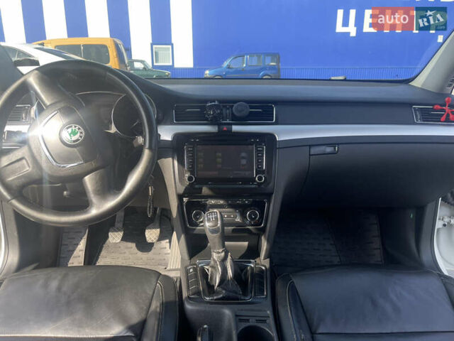 Білий Шкода Суперб, об'ємом двигуна 1.6 л та пробігом 300 тис. км за 7500 $, фото 12 на Automoto.ua