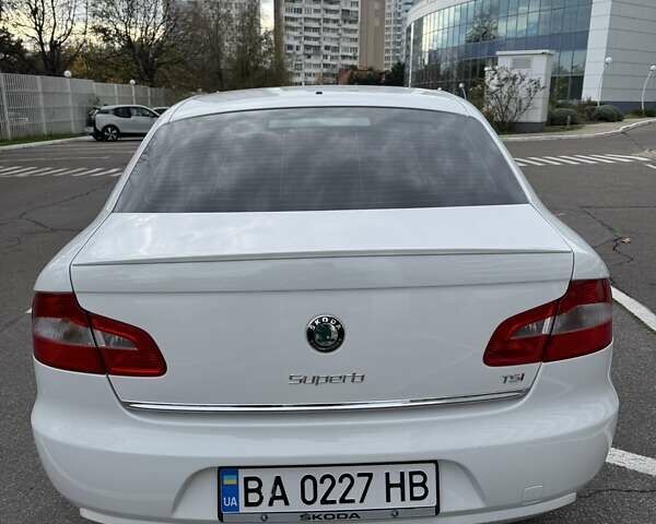 Белый Шкода Суперб, объемом двигателя 1.8 л и пробегом 109 тыс. км за 10500 $, фото 4 на Automoto.ua