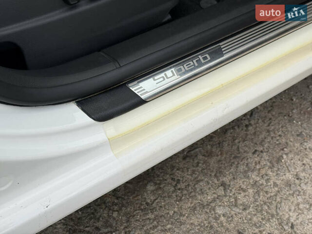 Білий Шкода Суперб, об'ємом двигуна 1.97 л та пробігом 280 тис. км за 12000 $, фото 27 на Automoto.ua
