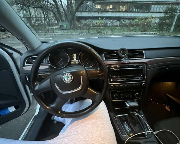 Білий Шкода Суперб, об'ємом двигуна 1.8 л та пробігом 156 тис. км за 8000 $, фото 16 на Automoto.ua