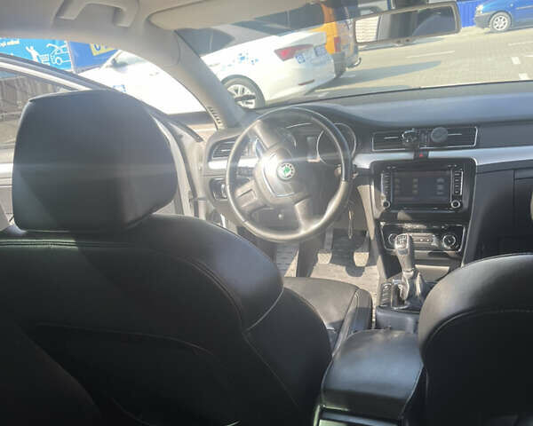 Білий Шкода Суперб, об'ємом двигуна 1.6 л та пробігом 300 тис. км за 7500 $, фото 15 на Automoto.ua