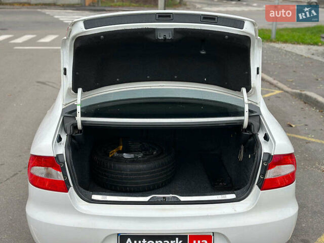 Білий Шкода Суперб, об'ємом двигуна 1.8 л та пробігом 230 тис. км за 8190 $, фото 16 на Automoto.ua