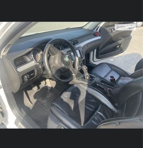 Белый Шкода Суперб, объемом двигателя 1.6 л и пробегом 300 тыс. км за 7500 $, фото 9 на Automoto.ua