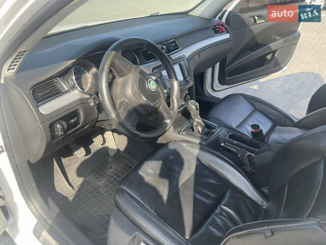 Білий Шкода Суперб, об'ємом двигуна 1.6 л та пробігом 300 тис. км за 7500 $, фото 8 на Automoto.ua