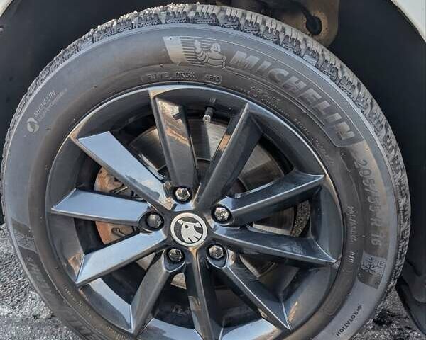 Белый Шкода Суперб, объемом двигателя 1.8 л и пробегом 140 тыс. км за 11300 $, фото 33 на Automoto.ua