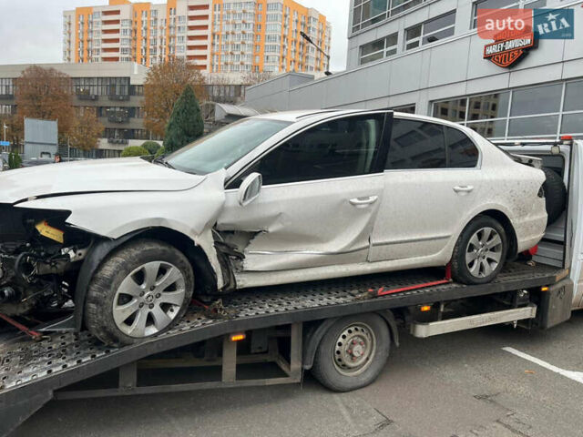 Шкода Суперб 2013 в Киеве на Automoto.ua Белый Шкода Суперб, объемом двигателя 1.97 л и пробегом 150 тыс. км за 3500 $, фото 1 на Automoto.ua