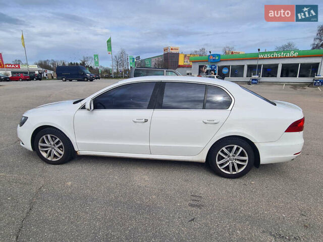 Белый Шкода Суперб, объемом двигателя 1.8 л и пробегом 160 тыс. км за 7082 $, фото 1 на Automoto.ua