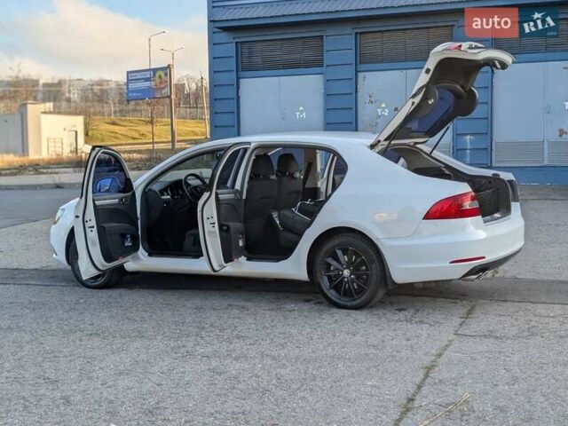 Белый Шкода Суперб, объемом двигателя 1.8 л и пробегом 140 тыс. км за 11300 $, фото 6 на Automoto.ua