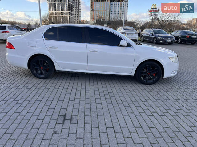 Белый Шкода Суперб, объемом двигателя 1.97 л и пробегом 298 тыс. км за 10200 $, фото 3 на Automoto.ua