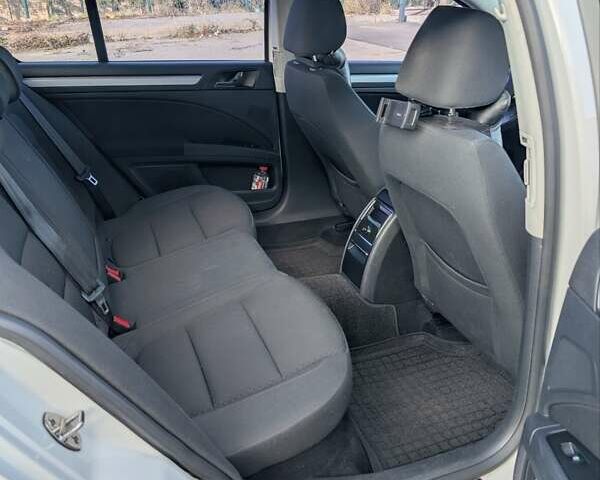 Белый Шкода Суперб, объемом двигателя 1.8 л и пробегом 140 тыс. км за 11300 $, фото 29 на Automoto.ua