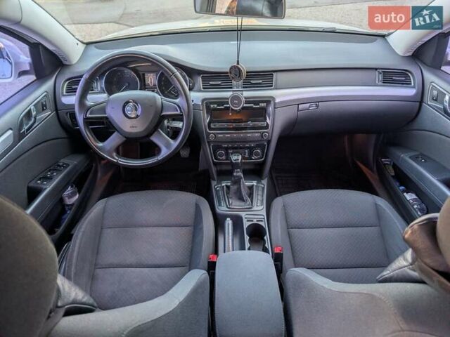 Белый Шкода Суперб, объемом двигателя 1.8 л и пробегом 140 тыс. км за 11300 $, фото 27 на Automoto.ua