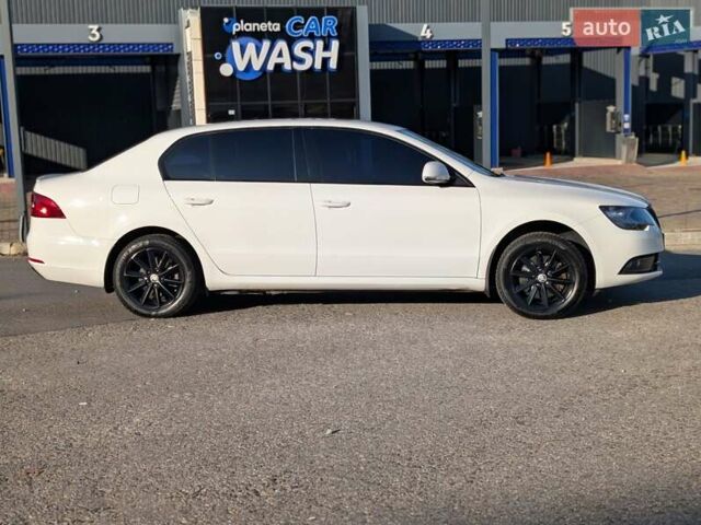 Белый Шкода Суперб, объемом двигателя 1.8 л и пробегом 140 тыс. км за 11300 $, фото 4 на Automoto.ua