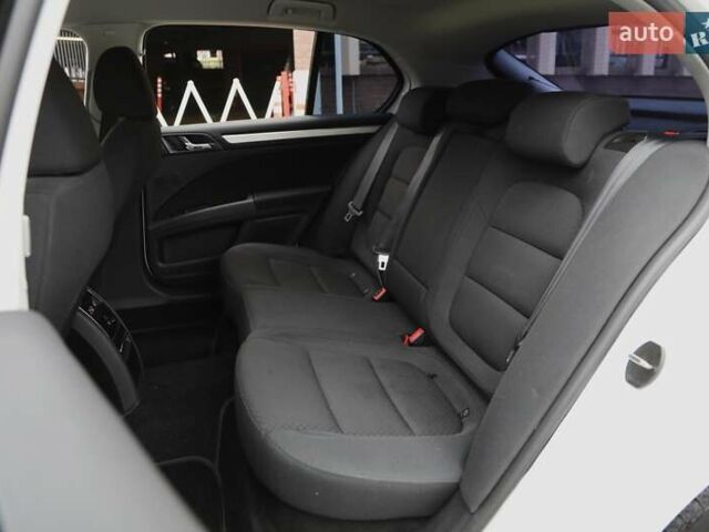 Белый Шкода Суперб, объемом двигателя 1.8 л и пробегом 162 тыс. км за 11500 $, фото 7 на Automoto.ua