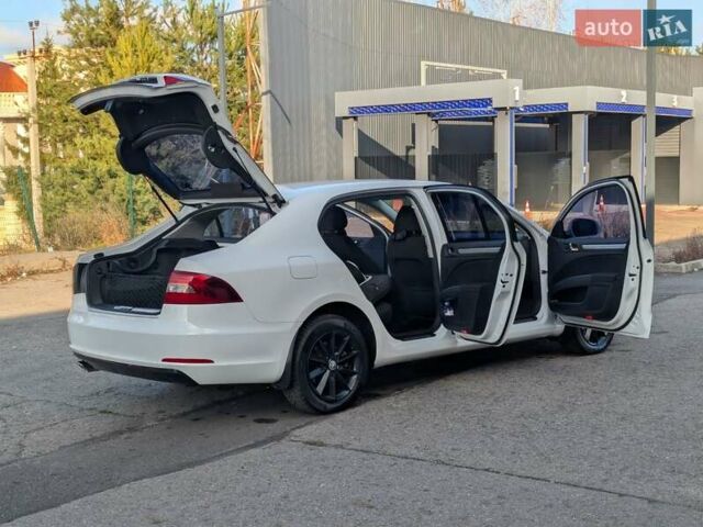 Белый Шкода Суперб, объемом двигателя 1.8 л и пробегом 140 тыс. км за 11300 $, фото 20 на Automoto.ua