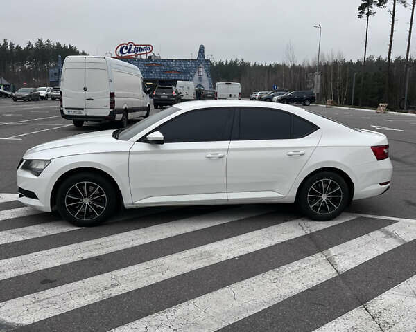 Белый Шкода Суперб, объемом двигателя 1.8 л и пробегом 258 тыс. км за 12999 $, фото 5 на Automoto.ua