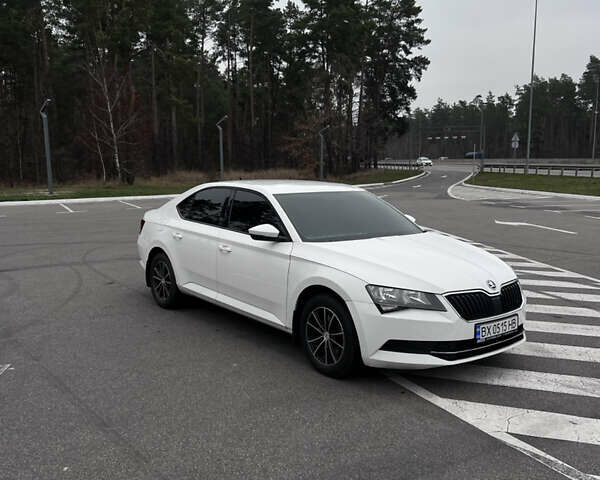 Белый Шкода Суперб, объемом двигателя 1.8 л и пробегом 258 тыс. км за 12999 $, фото 1 на Automoto.ua