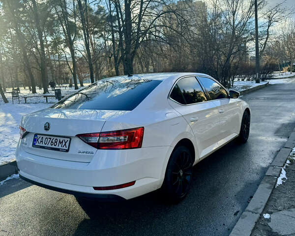 Белый Шкода Суперб, объемом двигателя 1.8 л и пробегом 220 тыс. км за 12600 $, фото 4 на Automoto.ua