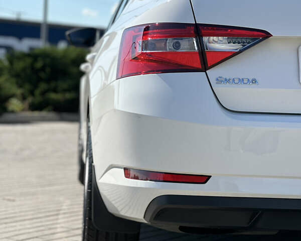 Белый Шкода Суперб, объемом двигателя 1.6 л и пробегом 280 тыс. км за 14500 $, фото 6 на Automoto.ua