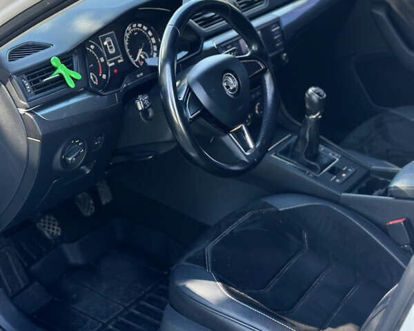 Белый Шкода Суперб, объемом двигателя 1.6 л и пробегом 280 тыс. км за 14500 $, фото 18 на Automoto.ua