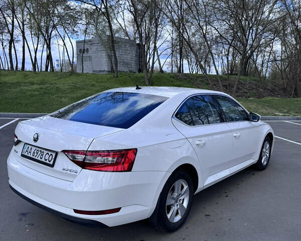 Белый Шкода Суперб, объемом двигателя 1.8 л и пробегом 130 тыс. км за 13800 $, фото 4 на Automoto.ua