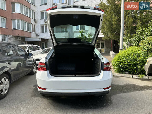 Белый Шкода Суперб, объемом двигателя 1.6 л и пробегом 210 тыс. км за 14700 $, фото 16 на Automoto.ua