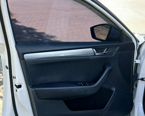 Белый Шкода Суперб, объемом двигателя 1.6 л и пробегом 280 тыс. км за 14500 $, фото 16 на Automoto.ua