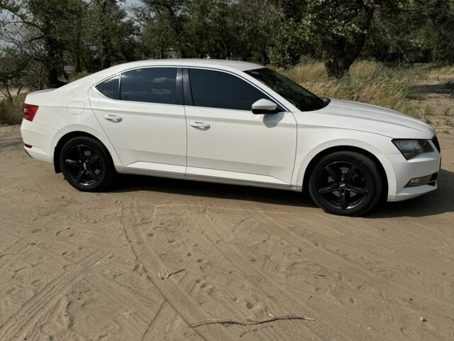 Белый Шкода Суперб, объемом двигателя 1.8 л и пробегом 170 тыс. км за 13500 $, фото 1 на Automoto.ua