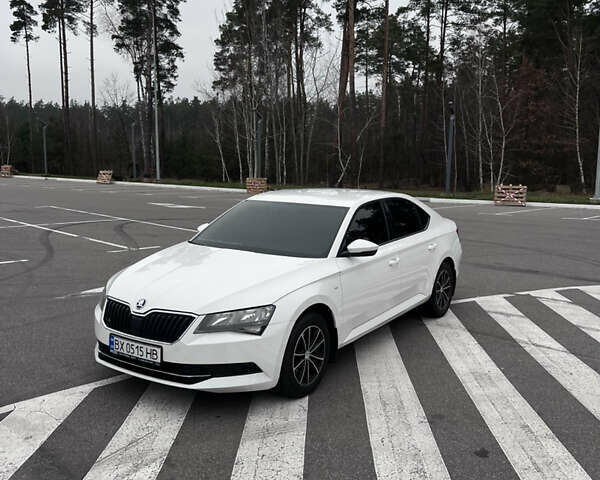 Белый Шкода Суперб, объемом двигателя 1.8 л и пробегом 258 тыс. км за 12999 $, фото 4 на Automoto.ua