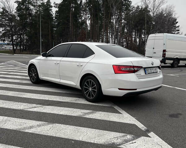 Белый Шкода Суперб, объемом двигателя 1.8 л и пробегом 258 тыс. км за 12999 $, фото 6 на Automoto.ua