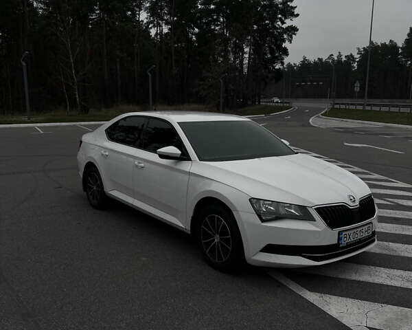 Белый Шкода Суперб, объемом двигателя 1.8 л и пробегом 258 тыс. км за 12999 $, фото 2 на Automoto.ua