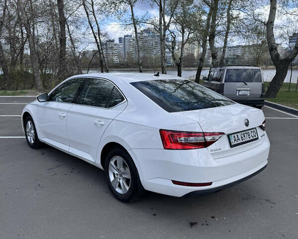 Белый Шкода Суперб, объемом двигателя 1.8 л и пробегом 130 тыс. км за 13800 $, фото 3 на Automoto.ua