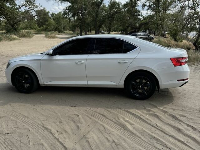 Белый Шкода Суперб, объемом двигателя 1.8 л и пробегом 170 тыс. км за 13500 $, фото 5 на Automoto.ua