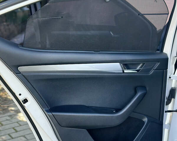 Белый Шкода Суперб, объемом двигателя 1.6 л и пробегом 280 тыс. км за 14500 $, фото 21 на Automoto.ua