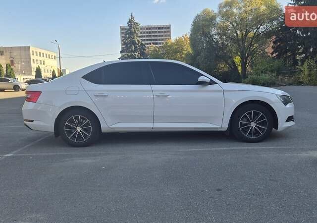 Білий Шкода Суперб, об'ємом двигуна 1.8 л та пробігом 250 тис. км за 12000 $, фото 1 на Automoto.ua