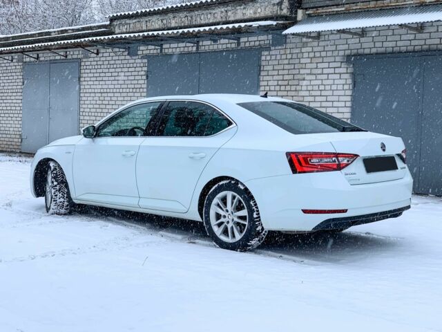 Білий Шкода Суперб, об'ємом двигуна 2 л та пробігом 220 тис. км за 18200 $, фото 3 на Automoto.ua