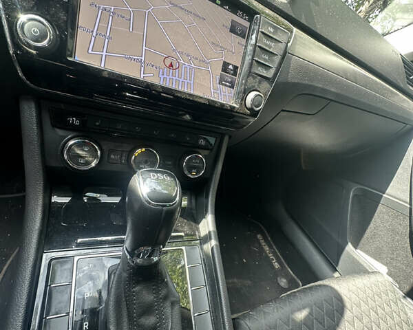 Белый Шкода Суперб, объемом двигателя 1.8 л и пробегом 209 тыс. км за 16500 $, фото 7 на Automoto.ua