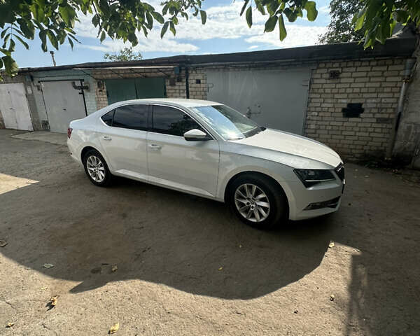 Белый Шкода Суперб, объемом двигателя 1.8 л и пробегом 209 тыс. км за 16500 $, фото 1 на Automoto.ua