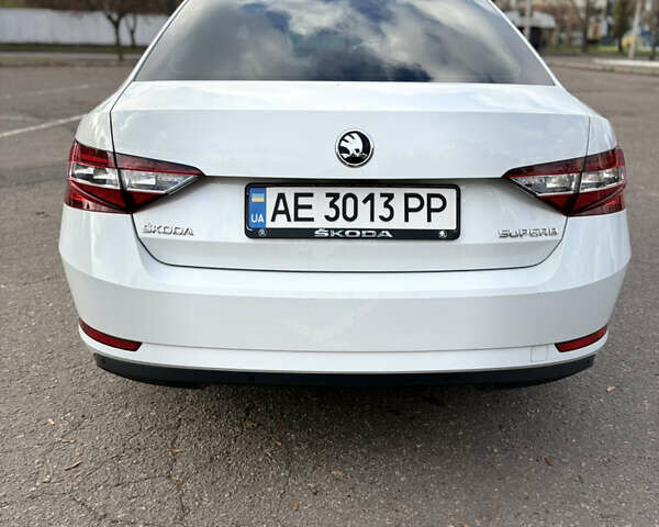 Белый Шкода Суперб, объемом двигателя 2 л и пробегом 217 тыс. км за 21000 $, фото 2 на Automoto.ua