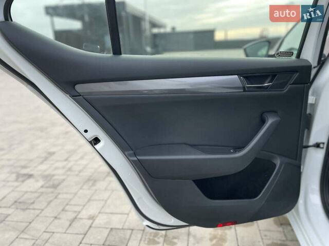 Белый Шкода Суперб, объемом двигателя 2 л и пробегом 255 тыс. км за 14999 $, фото 50 на Automoto.ua