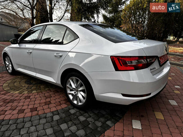 Белый Шкода Суперб, объемом двигателя 2 л и пробегом 255 тыс. км за 15500 $, фото 3 на Automoto.ua