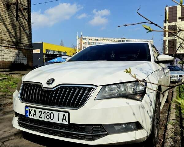 Белый Шкода Суперб, объемом двигателя 1.97 л и пробегом 233 тыс. км за 18000 $, фото 1 на Automoto.ua