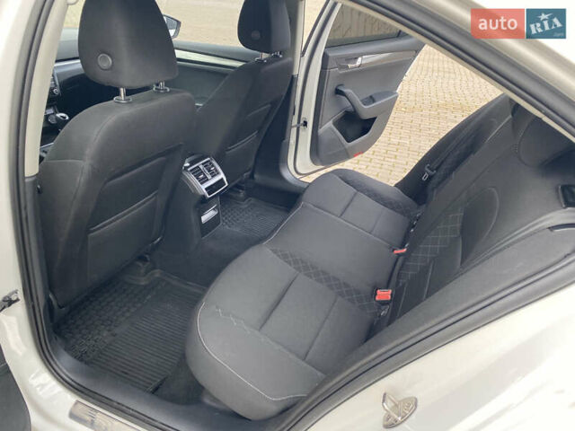 Білий Шкода Суперб, об'ємом двигуна 2 л та пробігом 210 тис. км за 13999 $, фото 32 на Automoto.ua