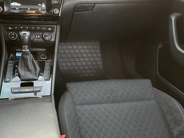 Білий Шкода Суперб, об'ємом двигуна 2 л та пробігом 226 тис. км за 17750 $, фото 3 на Automoto.ua