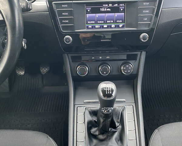 Білий Шкода Суперб, об'ємом двигуна 2 л та пробігом 210 тис. км за 13999 $, фото 29 на Automoto.ua