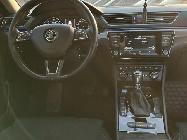 Білий Шкода Суперб, об'ємом двигуна 2 л та пробігом 226 тис. км за 17750 $, фото 2 на Automoto.ua