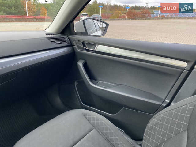 Білий Шкода Суперб, об'ємом двигуна 2 л та пробігом 212 тис. км за 13400 $, фото 26 на Automoto.ua