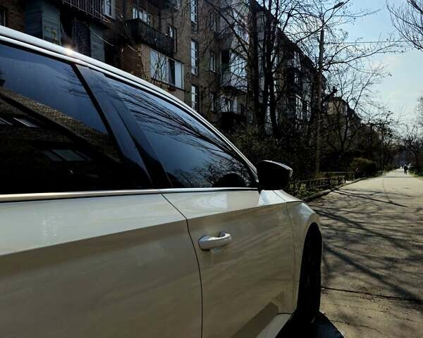 Белый Шкода Суперб, объемом двигателя 1.97 л и пробегом 233 тыс. км за 18000 $, фото 4 на Automoto.ua