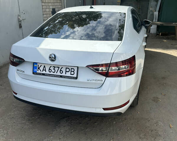 Белый Шкода Суперб, объемом двигателя 1.8 л и пробегом 209 тыс. км за 16500 $, фото 5 на Automoto.ua