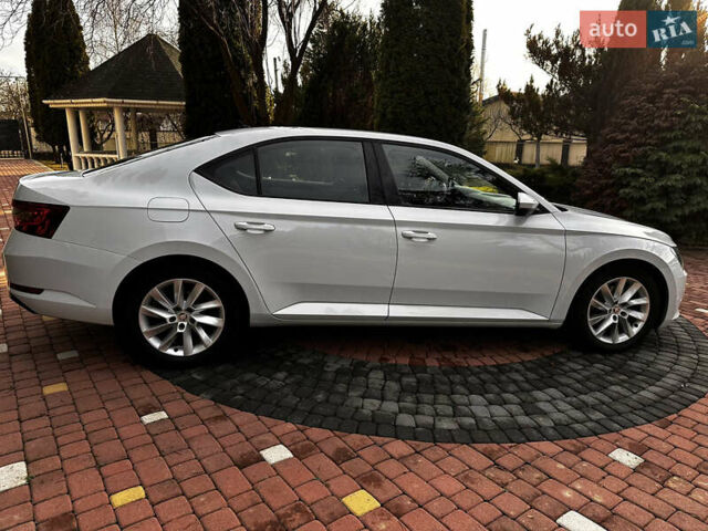 Белый Шкода Суперб, объемом двигателя 2 л и пробегом 255 тыс. км за 15500 $, фото 11 на Automoto.ua