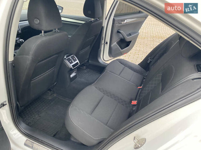 Білий Шкода Суперб, об'ємом двигуна 2 л та пробігом 212 тис. км за 13400 $, фото 27 на Automoto.ua